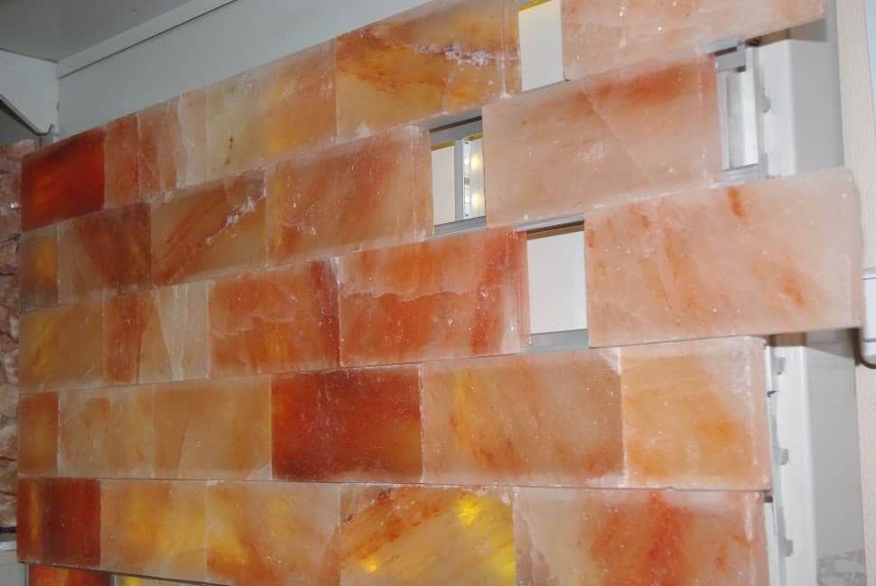 Бесклеевой монтаж стены из плитки или кирпича гималайской соли.